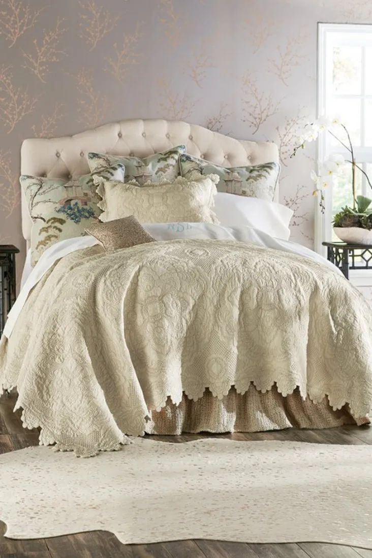 marguerite_scalloped_quilt_4.webp Fashion Soft Surroundings Marguerite Scalloped Quilt Gardenia